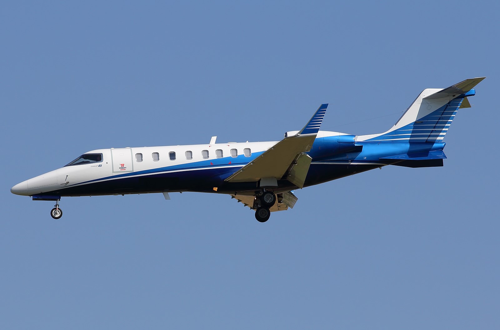 Bombardier Learjet 45 - Skyllence