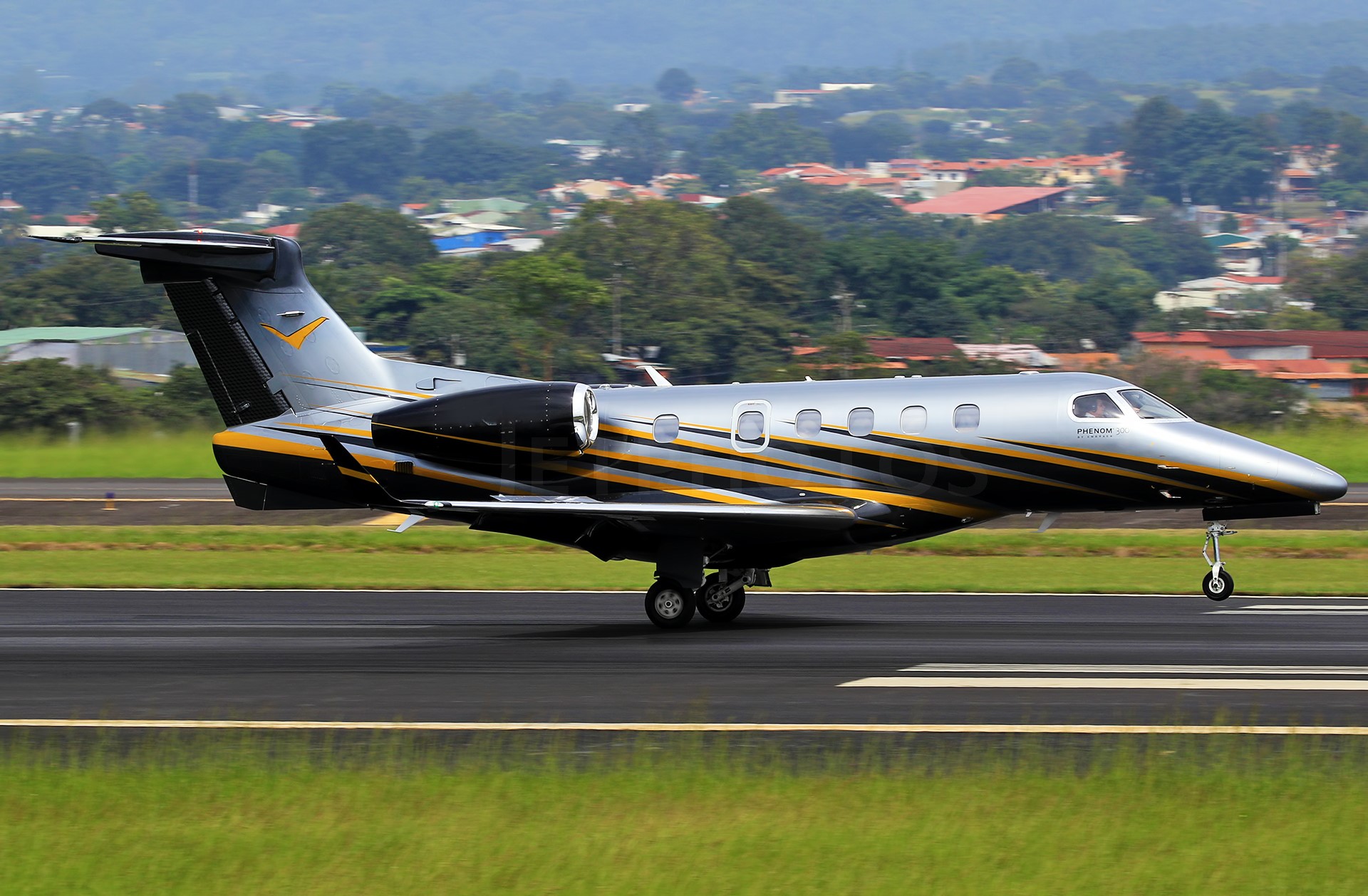 embraer-phenom-300-skyllence